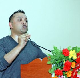 गगन थापाको प्रश्न : अख्तियारले फाइल सदर गर्ने प्रधानमन्त्रीबारे बोल्नुपर्दैन ?