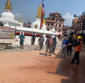 नेपालि काँग्रेसको बौध ६ नं इकाइको अघुवाईमा बौधनाथ मन्दिरमा कोरोना भाइरस मार्ने औषधी छर्के