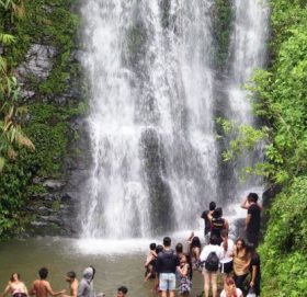 पर्यटक तान्दै माझठानाका झरना