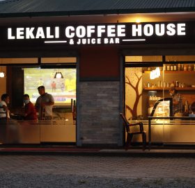 पोखराको अमरसिंहचोकमा लेकाली कफी हाउस एण्ड जुस वार