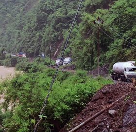 पृथ्वी राजमार्गमा दजनौं पहिरो, काठमाडौं आवतजावत ठप्प