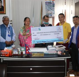 कोरोना संगै पहिरो पिडितलाई पाल ऐहाम नामग्याल गुम्बा स्कुलको राहत  