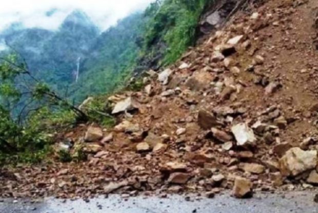 पोखरा ३३ बर माझथरमा पहिरोले सास्ती