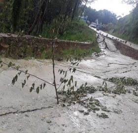 निरन्तरको वर्षाका कारण निर्माणाधीन मध्यपहाडी लोकमार्ग भासियो