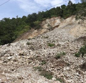 पोखरा- बागलुङ सडकको पर्वत खण्ड ठाउँ ठाउँमा अबरुद्ध