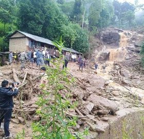 मुडिकुवामा पहिरोमा परेर एक जनाको मृत्यु, तीन जनाको जीबितै उद्दार