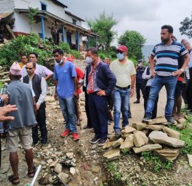 खुर्कोटका आधा दर्जन बस्ती जोखिममा, बस्ती संरक्षणका लागि पहल गर्ने साँसद गिरीको आश्वासन