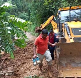 हातमा जुत्ता लिएर फलेवासका मेयर पहिरो पीडितको घरघरमा