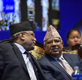 माओवादी पदाधिकारी बैठक अघि प्रचण्ड-माधव नेपालको भेट