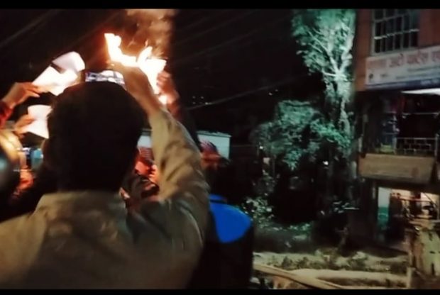 पर्वतमा पनि प्रधानमन्त्रीको पुत्ला जलाईयो (भिडियो हेर्नुहोस्)