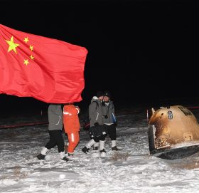 चीनले चन्द्रमाको चट्टान र धुलो लिएर पृथ्वी फर्कियो