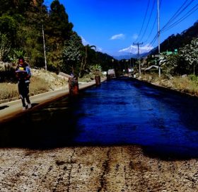 कोरोनापछि कामले गति लियो,मध्यपहाडी लोकमार्गको पर्वत खण्डमा कालोपत्रे बिच्छ्याउन शुरु