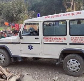 प्रवासीको सहयोगमा पर्वतको पैयूँमा एम्बुलेन्स हस्तान्तरण