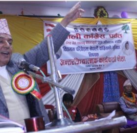 ओलीलाई प्रधानमन्त्रीबाट नहटाए मुलुकलाई ठूलो भड्खालोमा हाल्छन् – वरिष्ठ नेता पौडेल