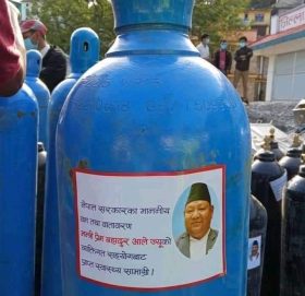 मन्त्री आले: अनुदानको सिलिन्डरमा आफ्नै तस्बिर टाले