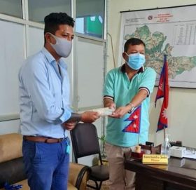 कुश्मा नगरपालिकाको कोभिड कोषमा युवा व्यावसायी बानियाँले गरे २५ हजार सहयोग