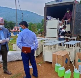 सांसद गिरीको पहलमा पर्वत अस्पताललाई अक्सिजन सिलिण्डर सहित स्वास्थ्य सामाग्री