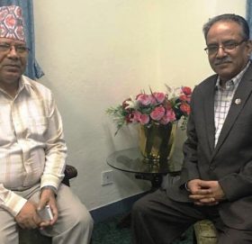 प्रचण्डले भेटे माधव नेपाललाई, सरकारमा सहभागी हुन आग्रह