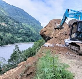 पर्वतको अर्मादीमा पहिरो हटाउन बम ब्लाष्टको तयारी