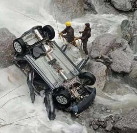 पर्वतमा बाढिले गाडी बगाउँदा ३ वेपत्ता