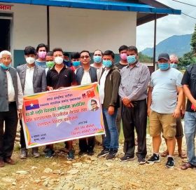 पुष्पलाल स्मृती दिवसको अवसरमा युवा संघ पर्वतद्वारा बिरामीलाई फलफूल वितरण