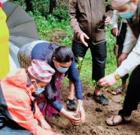 बृक्षारोपण गरेर पर्वतको ठूलीपोखरीमा सामुदायिक वन दिवस मनाइयो