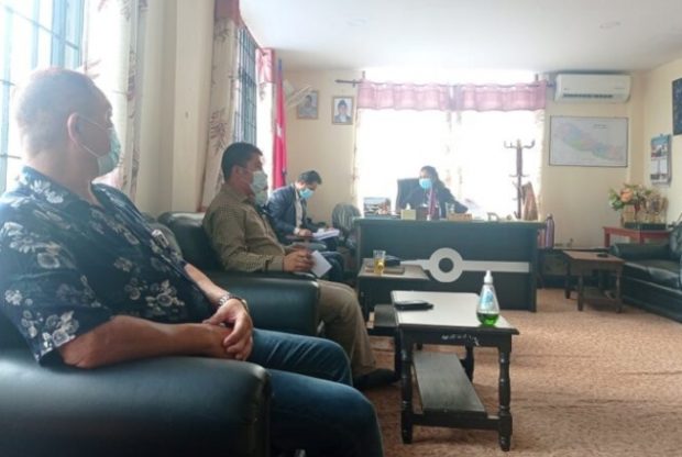 लुंखु–हुवास सडक खण्डमा लापर्वाही : कारवाहीको माग गर्दै महाशिलाका वडा अध्यक्ष जिल्ला प्रशासन कार्यलयमा