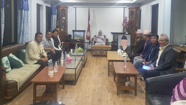 कर्णालीका एमाले नेताहरू ओली निवासमा, एकताको अन्यौल लामो नराख्न सुझाव