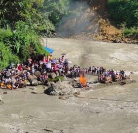 पहिरोका कारण पर्वतमा ११ जनाको मृत्यु, पहिरोले अवरुद्ध विद्युत सेवा र इन्टरसेवा ३ दिन पछि सुचारु