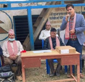 काँग्रेस नेता मल्ल र कुँवरले गरे विद्यालयलाई सहयोग