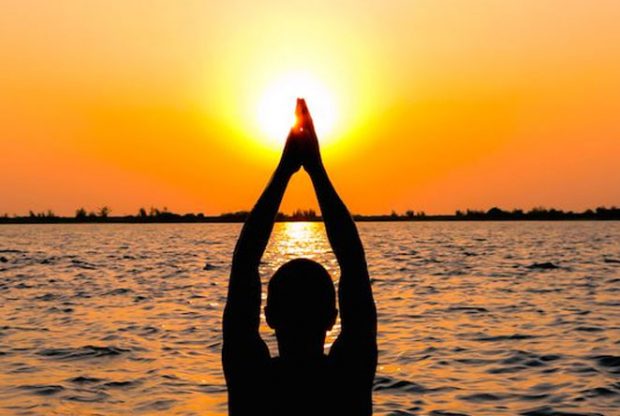 संस्कार : हिन्दू धर्ममा किन चढाइन्छ सूर्यलाई जल ?