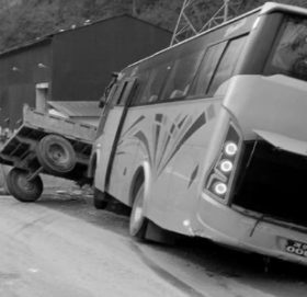 पर्वतमा सवारी दुर्घटना : एकको मृत्यु, २३ जना घाइते