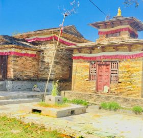 काँग्रेस सभापती सहितको टोलीद्धारा बाटुलेचौर कालीका मन्दिरलाई सहयोग