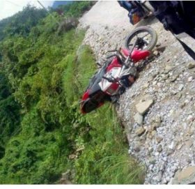 पर्वतको महाशिलामा भएको मोटरसाइकल दुर्घटनामा एकजनाको ज्यान गयो