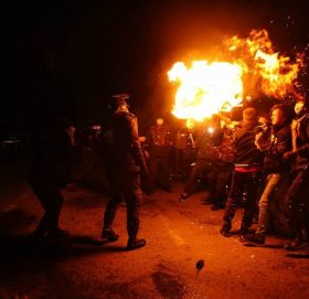 विप्लव निकट विद्यार्थीले जलाए प्रधानमन्त्री देउवा र प्रचण्डको पुतला