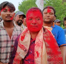 विजयी उत्सव मनाइसकेका समसेर र मगरको मत बराबरी