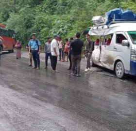 बसले माईक्रोलाई ठक्कर दिँदा ७ घाईते