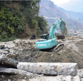 निर्माण सामग्री अभावमा मालढुङ्गा–बेनी सडक ठप्प