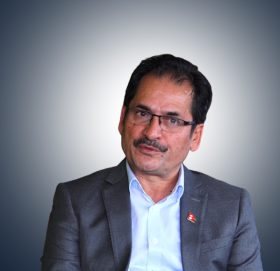 एमाले स्थायी कमिटी सदस्य मणि थापा विप्लवको पार्टीमा प्रवेश गर्दै