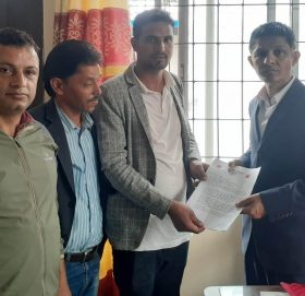 प्रधानमन्त्री प्रचण्डलाई आफ्नै पार्टी निकट प्रेस सेन्टरको ज्ञापन पत्र