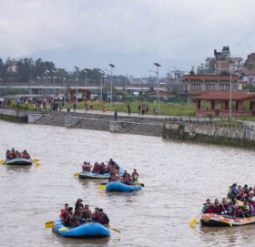 वाग्मती नदीमा र्‍याफ्टिङ (तस्वीरहरू)