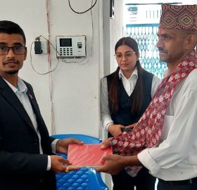 विश्व हुलाक दिवसको अवसरमा जिल्ला हुलाक कार्यालय पर्वतमा पहिलो सेवाग्राहीलाई सम्मान