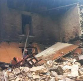 अविरल वर्षाले पर्वतको भँगरामा एक घर भत्कियो