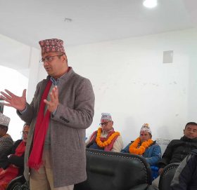 मतदाताका गुनासा सुन्न गाउँ छिरे सांसद गिरी