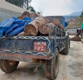 अबैध काठ सहित ट्याक्टर नियन्त्रणमा