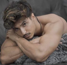 हलिउडको सपना बुन्दै लोक गायक कृष्ण देवकोटाका छोरा आकाश देवकोटा