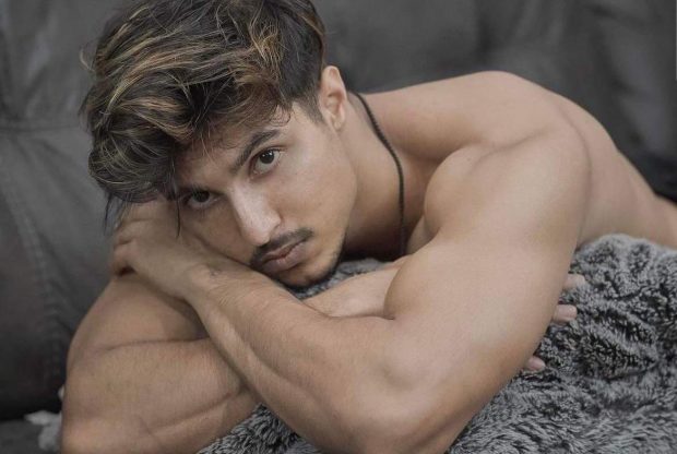 हलिउडको सपना बुन्दै लोक गायक कृष्ण देवकोटाका छोरा आकाश देवकोटा