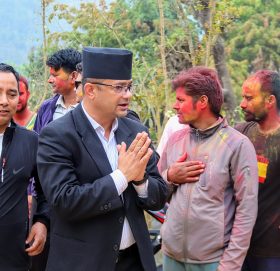 मतदातासँग साक्षात्कार गर्दै मन्त्री गिरी गाउँगाउँमा