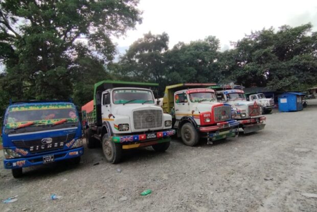 अवैध बालुवा उत्खनन गर्ने ट्रिपर र स्काभेटर कारवाहीमा