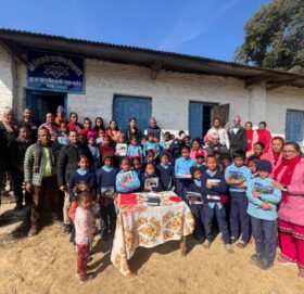 पाङ युवा क्लवद्वारा २ विद्यालयमा शैक्षिक सामाग्री वितरण